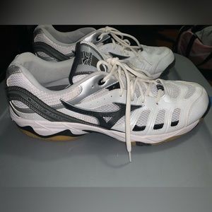 Court shoes